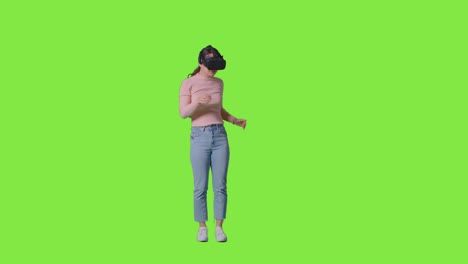 Ganzkörperaufnahme-Einer-Frau,-Die-Ein-Virtual-Reality-Headset-Trägt-Und-Vor-Einem-Greenscreen-Studiohintergrund-Interagiert-1